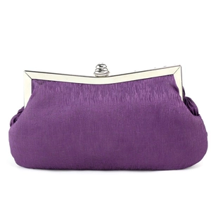 Nahaufnahme der lila Satin-Abendtasche mit silbernem Metallrahmen und Plisseestruktur