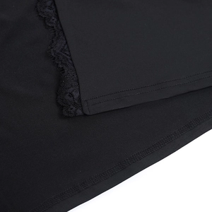Détail de dentelle noire délicate et couture de qualité sur une robe de soirée ajustée