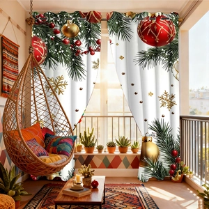 Rideaux de Noël avec ornements rouges et aiguilles de pin vert sur tissu blanc