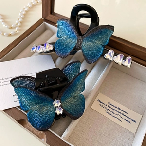 Pince à cheveux papillon élégante en dentelle bleue avec strass sur boîte à bijoux