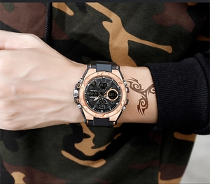 Primo piano della SANDA orologio digitale con cassa in oro rosa e cinturino in gomma nera