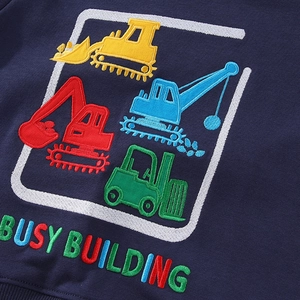Kinder Sweatshirt in Dunkelblau mit bunten aufgestickten Baustellenfahrzeugen Design