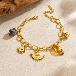 Bracciale a catena in acciaio dorato con ciondoli a sole e ventaglio su pietra beige