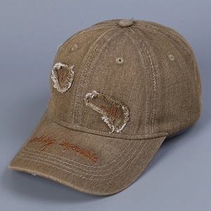 Dettaglio cappello baseball in denim lavato marrone con ricamo arancione sul bordo