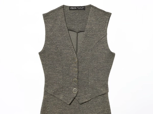 Flachbildaufnahme eines taupefarbenen Strickkleides mit V-Ausschnitt und Metallknöpfen