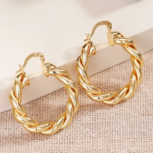 Elegante goldene gedrehte Creolen mit glänzendem Metallic-Finish für Damen Mode