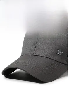 Détail de la casquette de baseball en coton sergé gris foncé avec logo YS en métal sur le côté