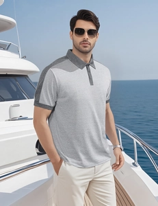 Détail du polo gris avec col anthracite porté par un mannequin sur un yacht