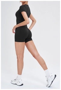 Vue arrière d'un ensemble de yoga sans couture noir avec short taille haute et haut ajusté