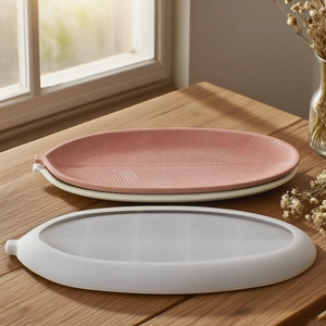 Plateau en résine en forme de feuille rose et blanc avec détails de nervures sur bois