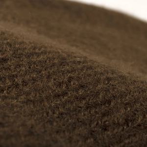 Dunkelbraune flauschige Wollmütze mit dicker Plüschtextur für Winterwärme