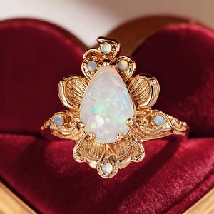 Macro-opname van een vintage gouden opaalring in een rode hartvormige sieradendoos