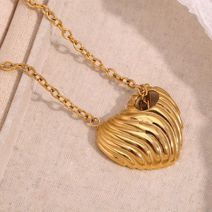 Collier à pendentif cœur plaqué or 18K avec texture ondulée, chaîne O et fermoir OT
