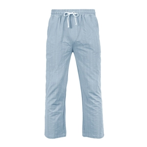 Dettaglio di pantaloni in lino a righe azzurre con vita elastica e coulisse regolabile