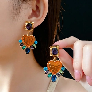 Boucles d'oreilles cœur vintage avec cristaux colorés et monture dorée raffinée