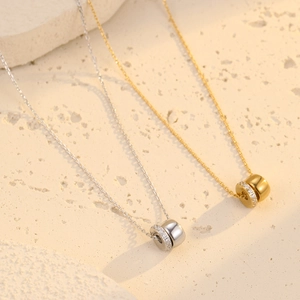 Collier minimaliste avec deux cercles entrelacés et zircons en finitions dorée et argentée