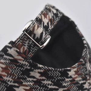 Détail de casquette de baseball pied-de-poule avec boucle réglable en métal et tweed