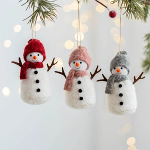 Trois figurines de bonhomme de neige en feutre de laine avec écharpes colorées pour Noël