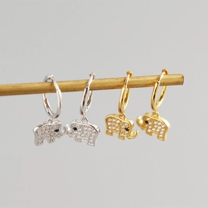 Detailansicht der silbernen und goldenen Elefanten-Ohrringe mit glitzernden Kristallen