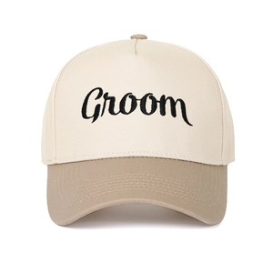 Detailaufnahme der Groom-Stickerei auf einer zweifarbigen Baumwoll-Trucker-Kappe