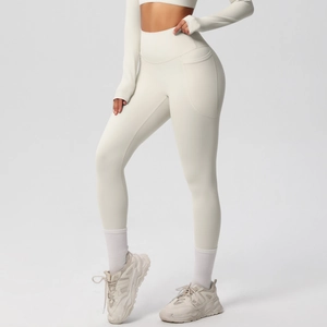 Detail of high-waist cream yoga leggings with functional side pocket for fitness