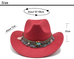 Détail d'un chapeau de cowboy rouge en suédine avec perles bohèmes et dimensions