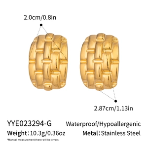 Vue détaillée des boucles d'oreilles tressées dorées avec dimensions et spécifications