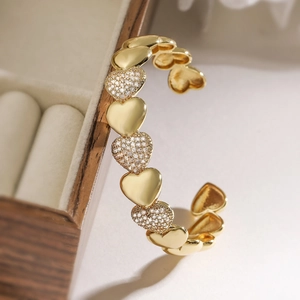 Bracelet jonc ouvert cœur plaqué or 18K avec zircons pavés et finitions polies lisses