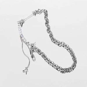 Détail du collier étoile en argent avec chaîne à maillons mixtes et perles nacrées