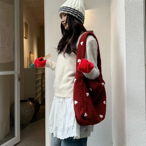 Stile invernale con borsa shopper rossa in peluche e abbigliamento in maglia calda