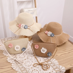 Ensemble chapeau de paille et sac assorti avec décorations florales pour fille