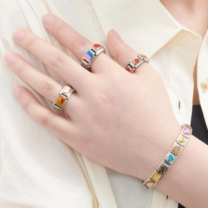 Bracciale e anelli componibili in acciaio inossidabile con cuori e stelle smaltate colorate