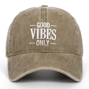 Nahaufnahme der GOOD VIBES ONLY Stickerei auf der khakifarbenen Vintage-Baseballkappe