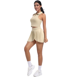 Détail d'un crop top sans manches beige et d'un ensemble jupe de tennis plissée