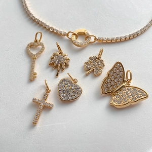 Bracciale con ciondoli in acciaio dorato con pendenti a cuore e farfalla di cristallo