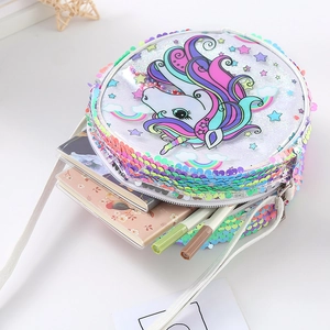 Dettaglio della borsa tonda con unicorno che mostra lo spazio per penne e taccuini