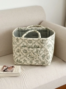 Detailaufnahme der gesteppten Baumwolltasche mit floralem Print und gerafftem Herz-Detail