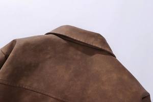 Detail der Vintage-Kunstledertextur und sauberen Nähte am braunen Kragen der Herrenjacke