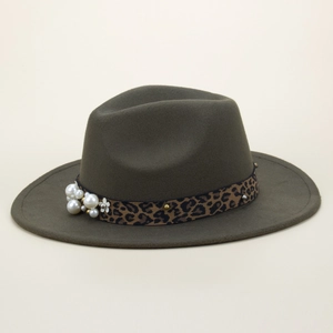 Détail du chapeau fedora olive avec ruban léopard et ornements en perles fines