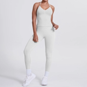 Detail von weißem Halterneck-Yoga-Oberteil und High-Waist-Leggings aus Stretch-Stoff
