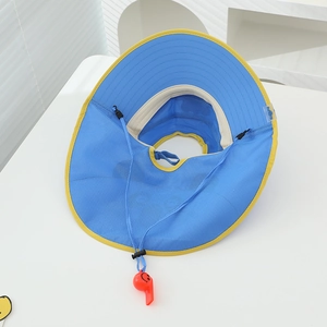 Dettaglio del cappello da sole blu in mesh con fischietto rosso e coulisse regolabile