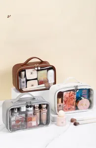 Vista dettagliata di tre grandi borse cosmetiche in PVC impermeabile marrone, bianco e argento