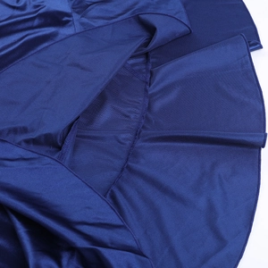 Détail macro de la texture du tissu satiné bleu foncé et finitions de couture