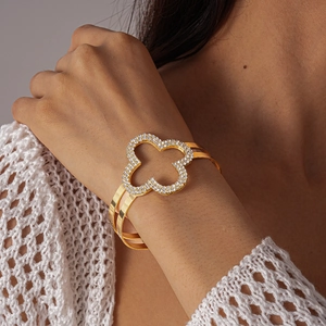 Elegante bracciale aperto dorato con design a quadrifoglio a doppio strato e cristalli