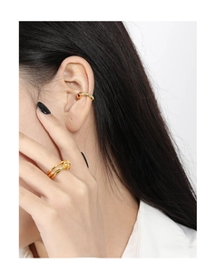 Dettaglio dell'anello a nodo in argento S925 dorato 18K e dell'orecchino a clip