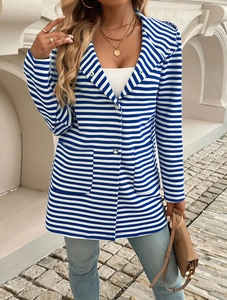 Dettaglio del cardigan a righe blu e bianche con maniche lunghe indossato da modella