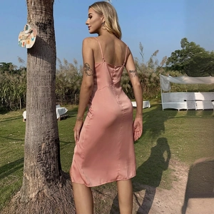 Robe nuisette en satin rose avec col bénitier et dos nu portée par un mannequin