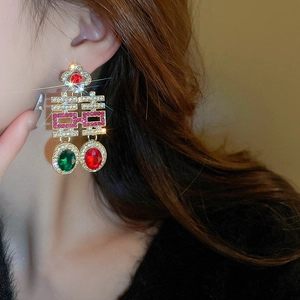 Gros plan de boucles d'oreilles vintage chinoises Xi avec diamants et pierres précieuses