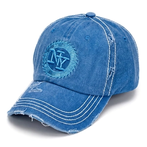 Κοντινό πλάνο με κέντημα NY και vintage πλυμένη υφή denim στο καπέλο του μπέιζμπολ