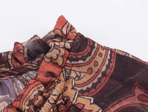 Détail du col en mousseline à volants avec imprimé cachemire pour robe bohème